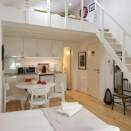 Central Mezzanine Studio Apartment *